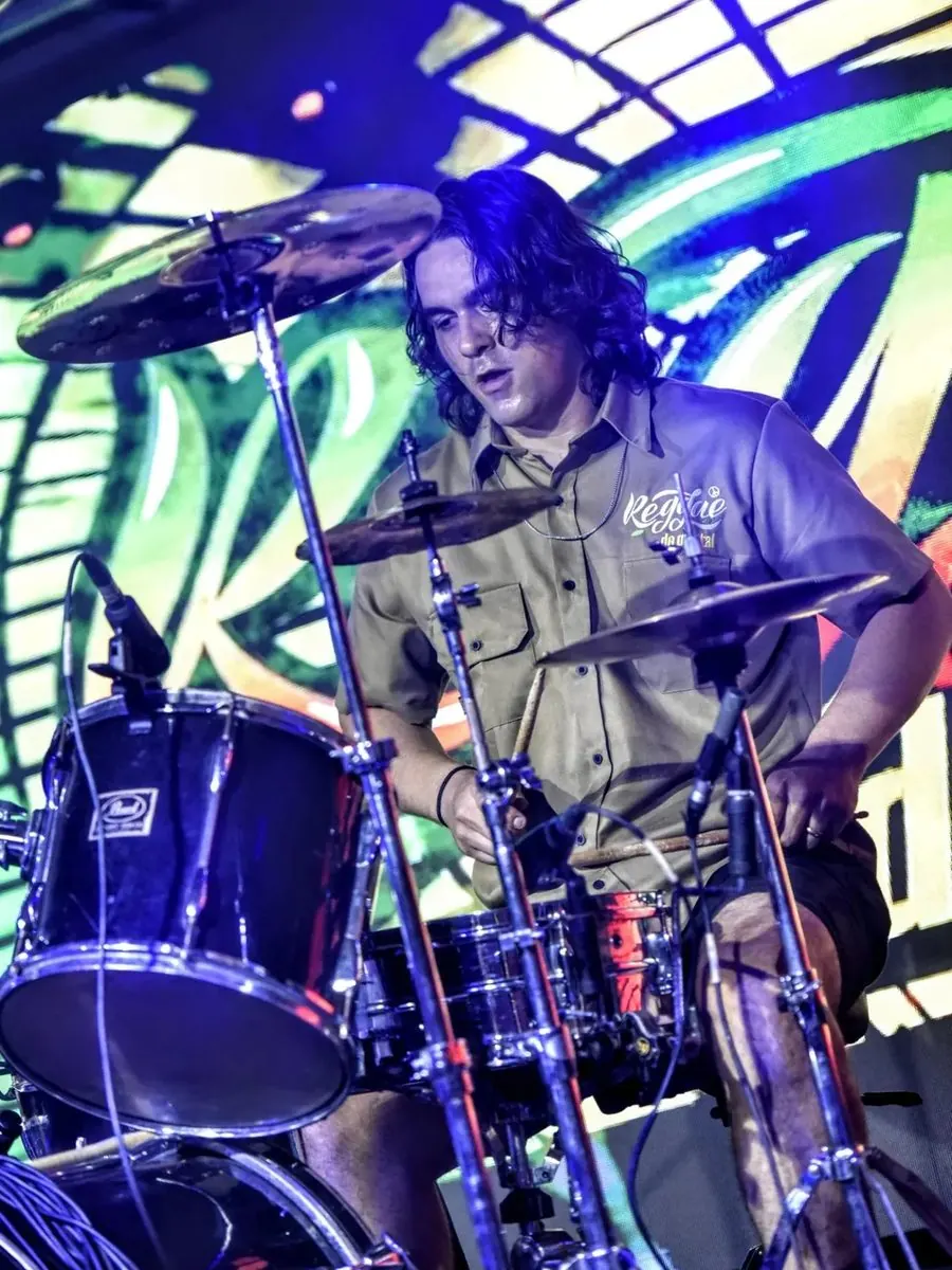 Lipe Fernandes na bateria