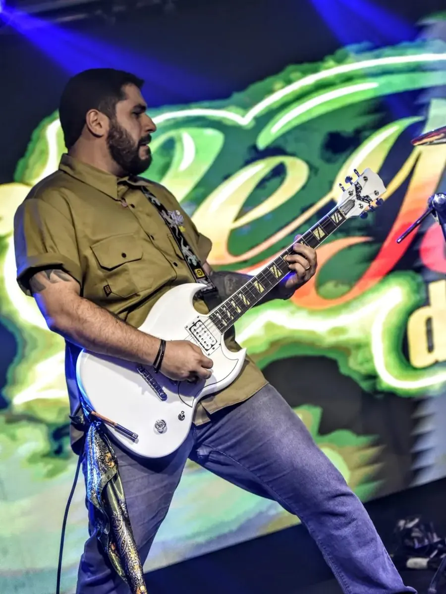 Ângelo Pereira na guitarra